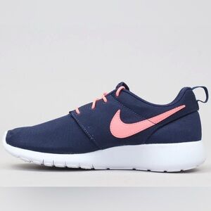 Woman’s Nike Roshe size 7.5